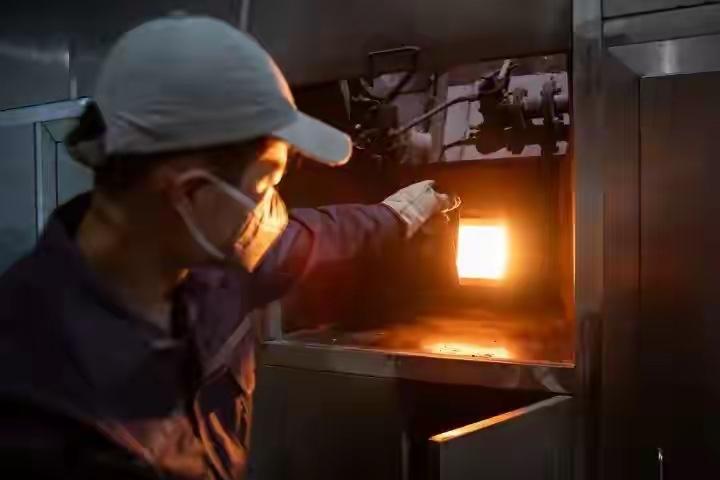 23岁杭州火化工：直面900℃炉膛，见过无数离别，最懂人间不舍

在很多人眼里，