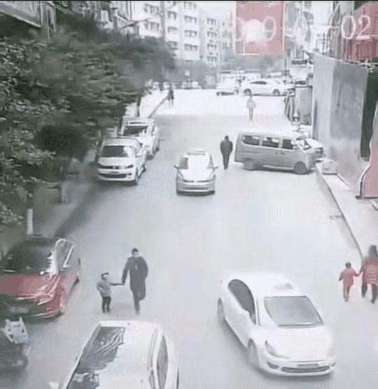 家长带孩子过马路一定要“左顾右盼”，这时候孩子的生命就是掌握在家长手里。