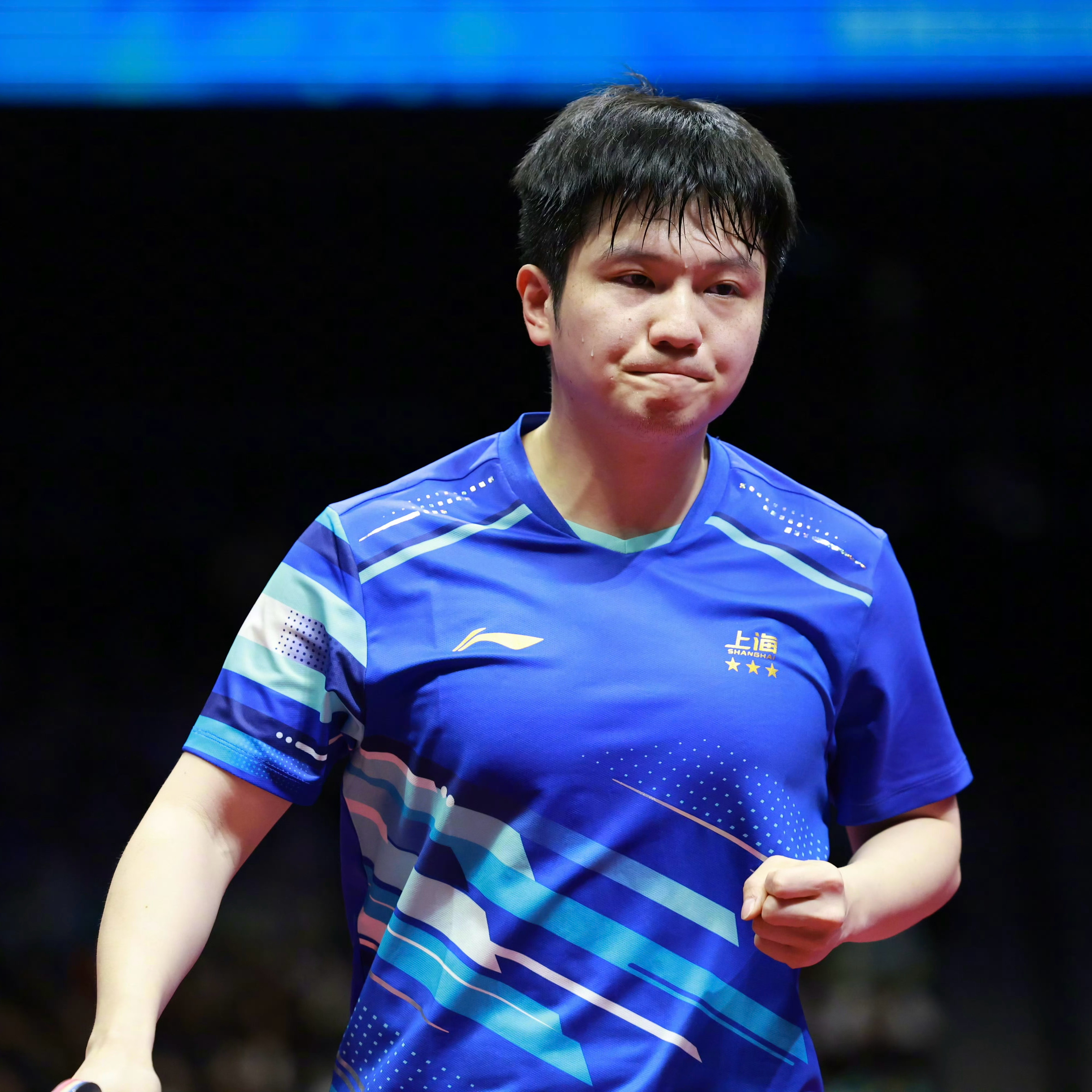 全运会乒乓球男单半决赛焦点大战，卫冕冠军樊振东后来居上以4-2逆转击败王楚钦，连