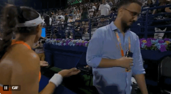 好久没偷张老师的动图了，今天盗一个。图1是昨晚佩古拉夺冠后找教练诺尔斯求抱抱的画