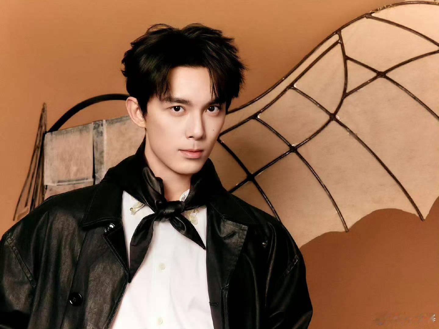 吴磊自行车骑上天 骑车上天的吴磊，散发着独特的少年意气。创意构思天马行空，表现力