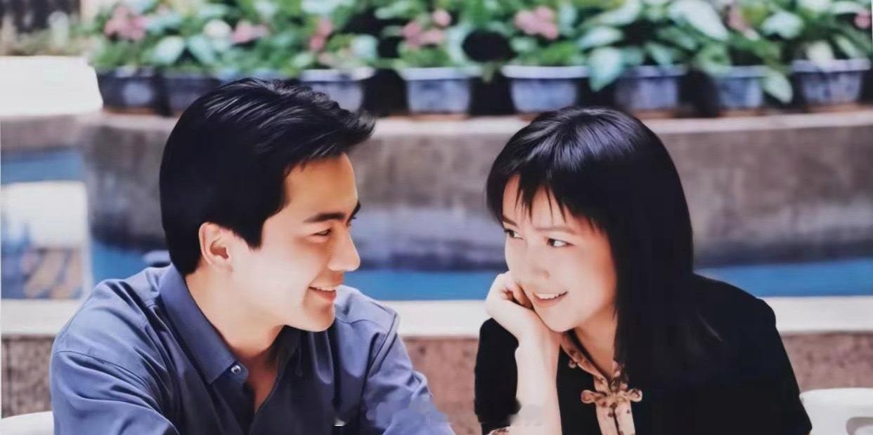 何晴许亚军合影就是言情剧既视感，男帅女美，两双眼睛深情对望。爱情的甜蜜有时不需要