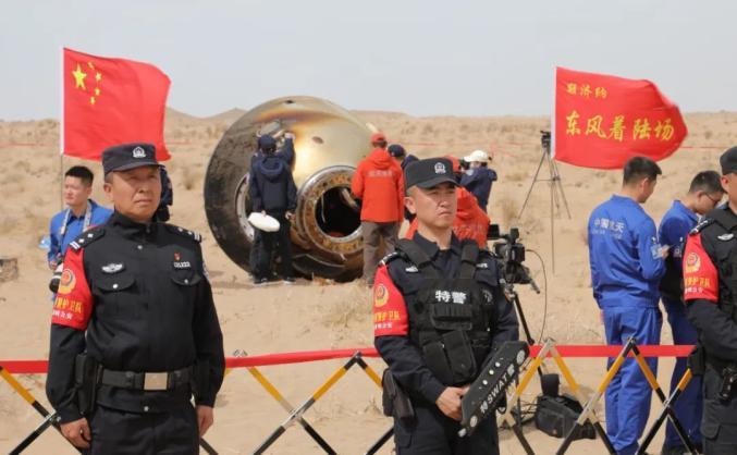 退伍老兵在神舟着陆场看哭了退伍火箭兵对着神舟返回舱敬礼戈壁迎归舟，热泪敬苍穹。褪