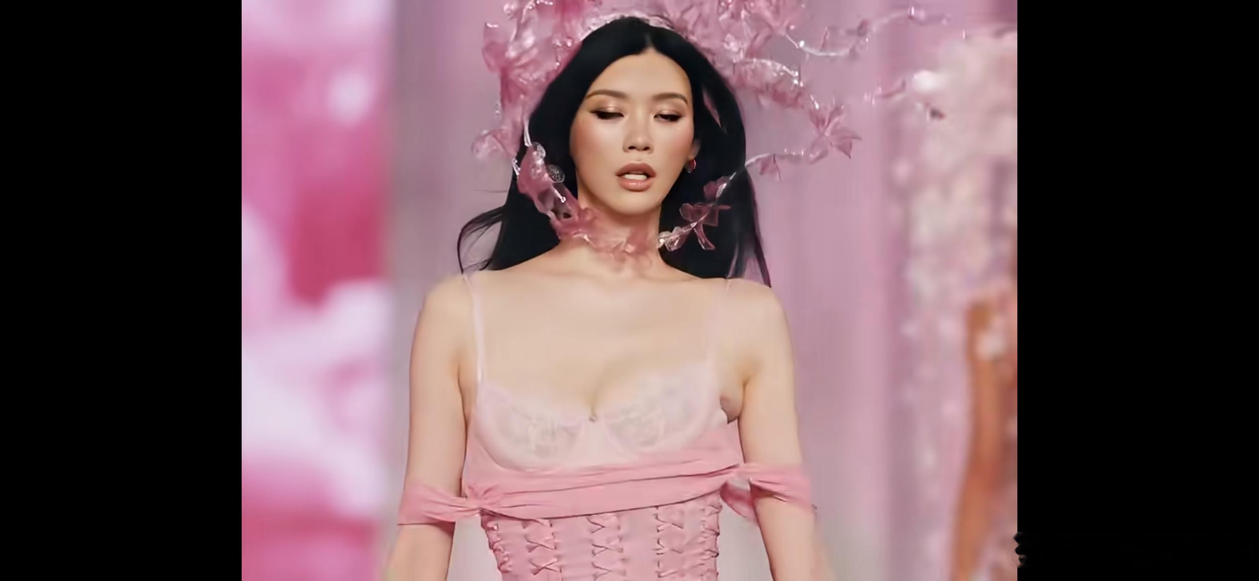 奚梦瑶为维密减肥时隔八年再度征战洛杉矶维密大秀，奚梦瑶在后台采访大方透露，为这次