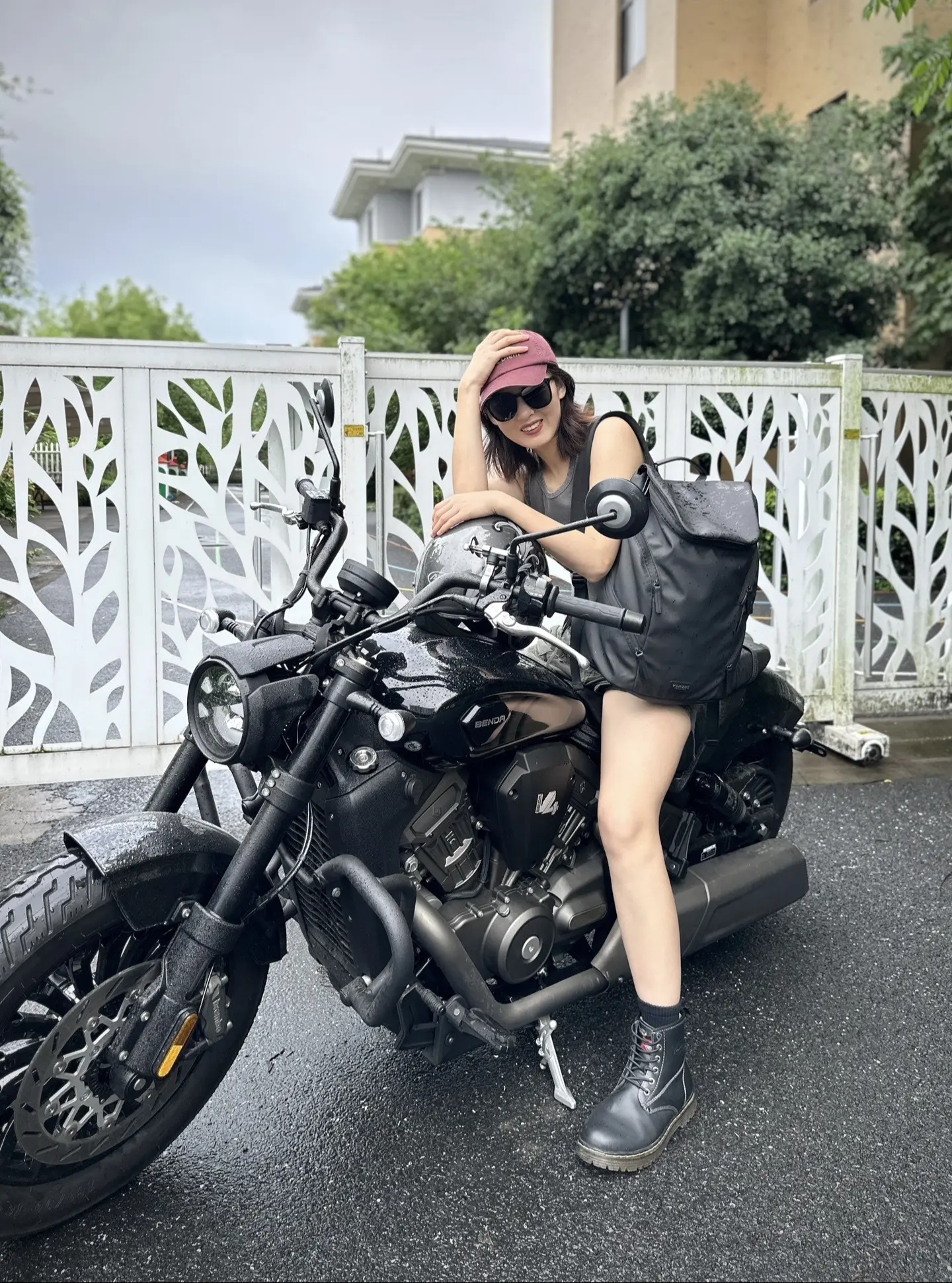 摩托车很浪漫，因为它只能送一个人回家。