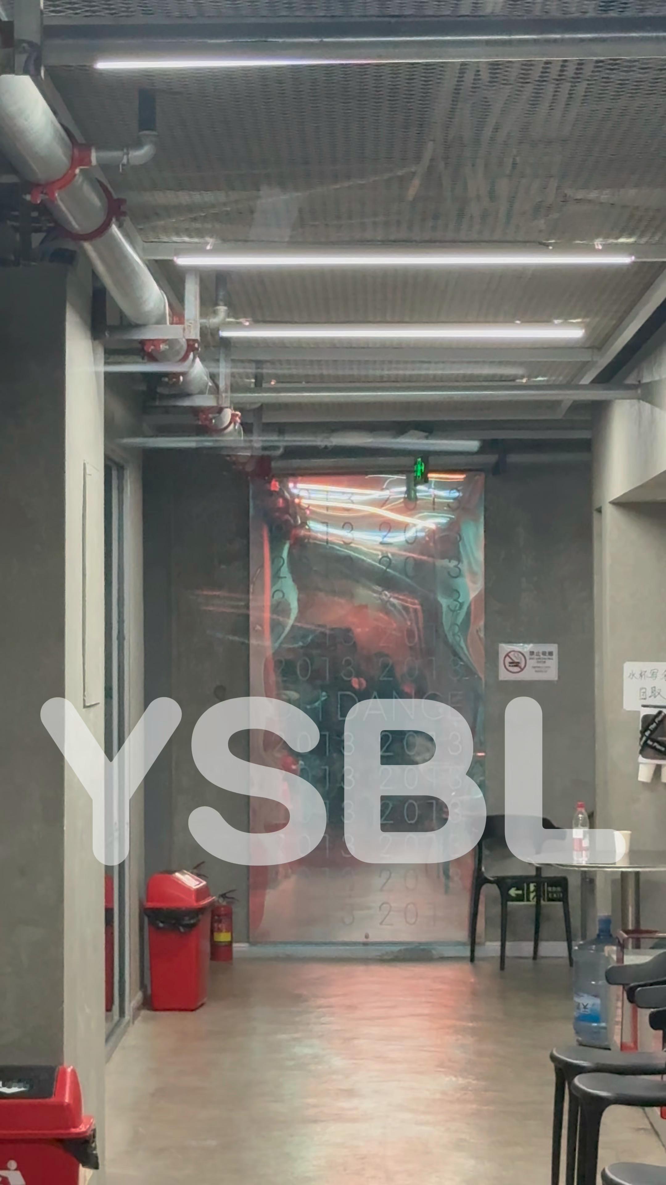 这个小灰灰一想到自己一会儿要偷偷走安全通道打车跑路甩掉所有人就高兴成这样了 