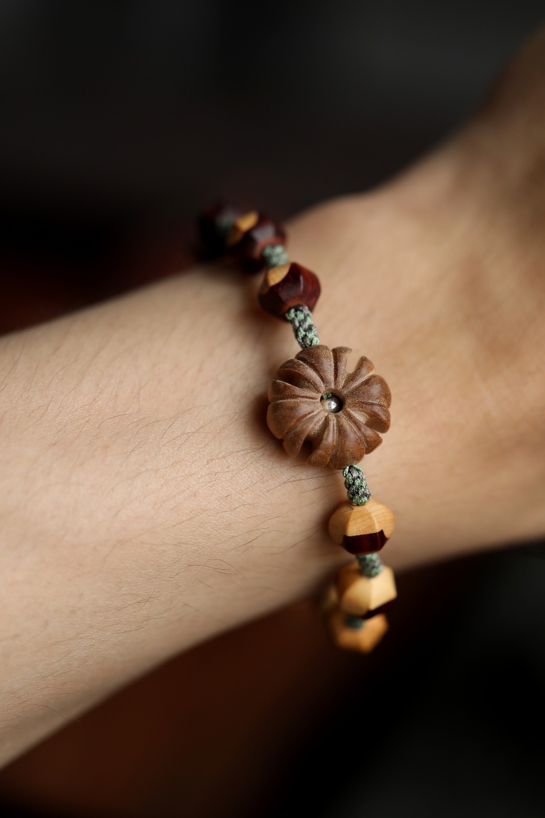 紫檀嵌黄杨木原创【凌梦】榫卯珠 紫檀镶嵌黄杨木设计，柔和温婉，灵俏动人，佩戴于手