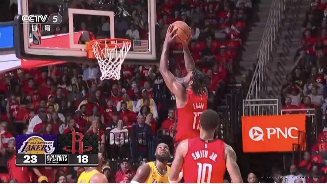 NBA季后赛（第六场）湖人上半场49-31领先火箭18分。
  5月2日上午，N