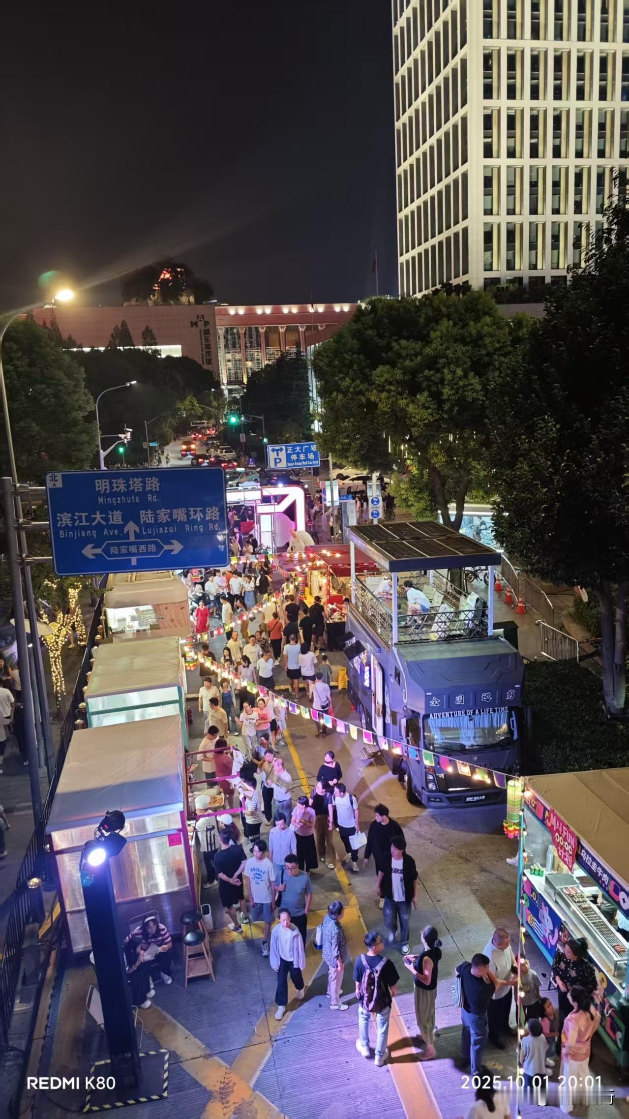 我认为不值得，节假日里到热门景区旅游，看到的不是景色，而是人头，人挤人，又累又看