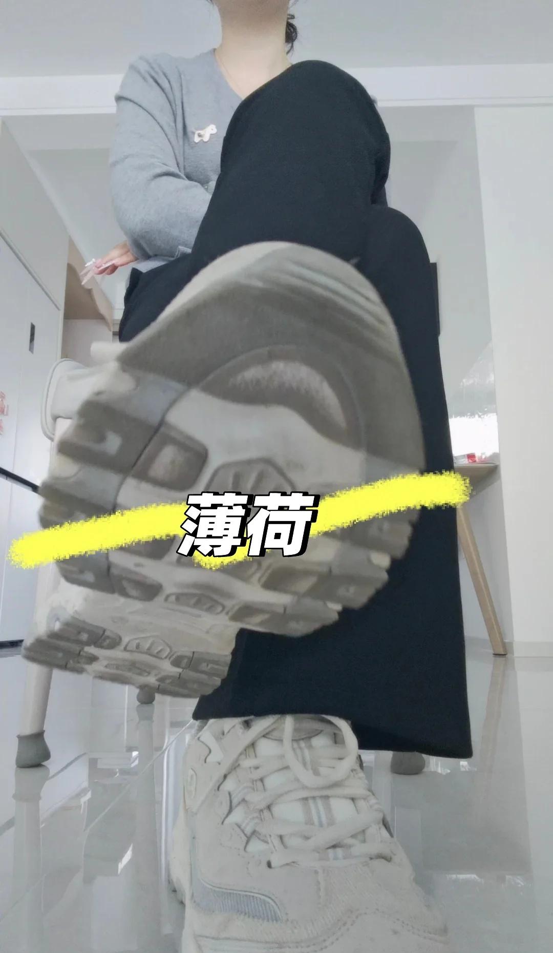 谁懂啊~~~
听说 都喜欢这个角度 那试试？？鞋控の日常 相当炸裂的存在 鞋子合