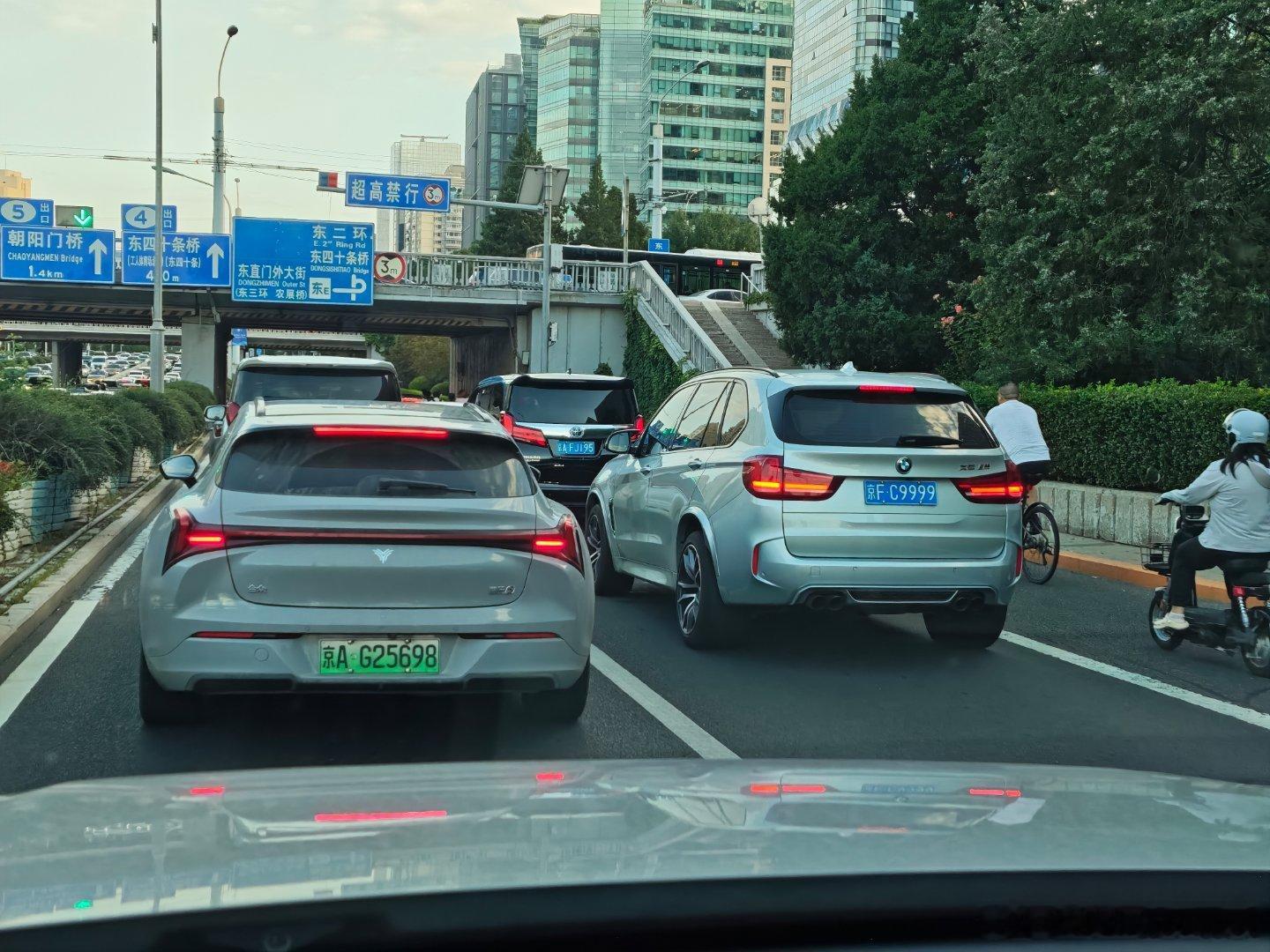 这两个车我都挺喜欢的哪吒S猎装宝马X5M ​​​