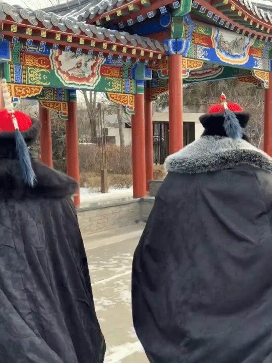 米卡父子东北游vlog米卡父子到底有多爱东北 铁锅版洗浴、清装写真、冰滑梯、摩天