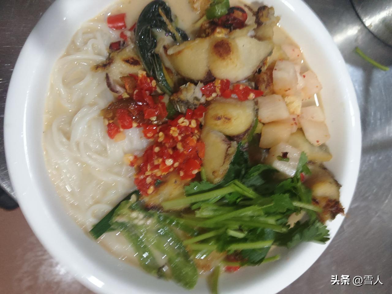 红烧鱼块配米粉：昨天零陵下暴雨，雨势来得急、去得快。塘水水升骤变，鱼儿受扰纷纷浮