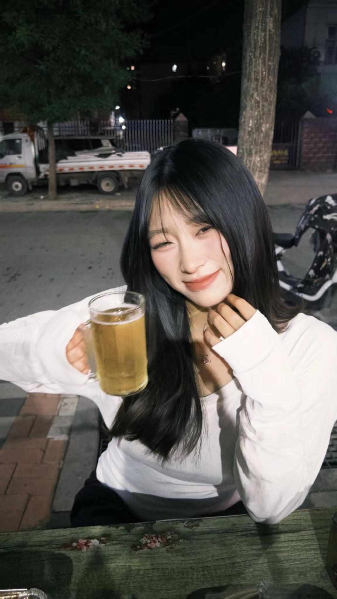 当然要多笑 不是说最喜欢我酒窝嘛