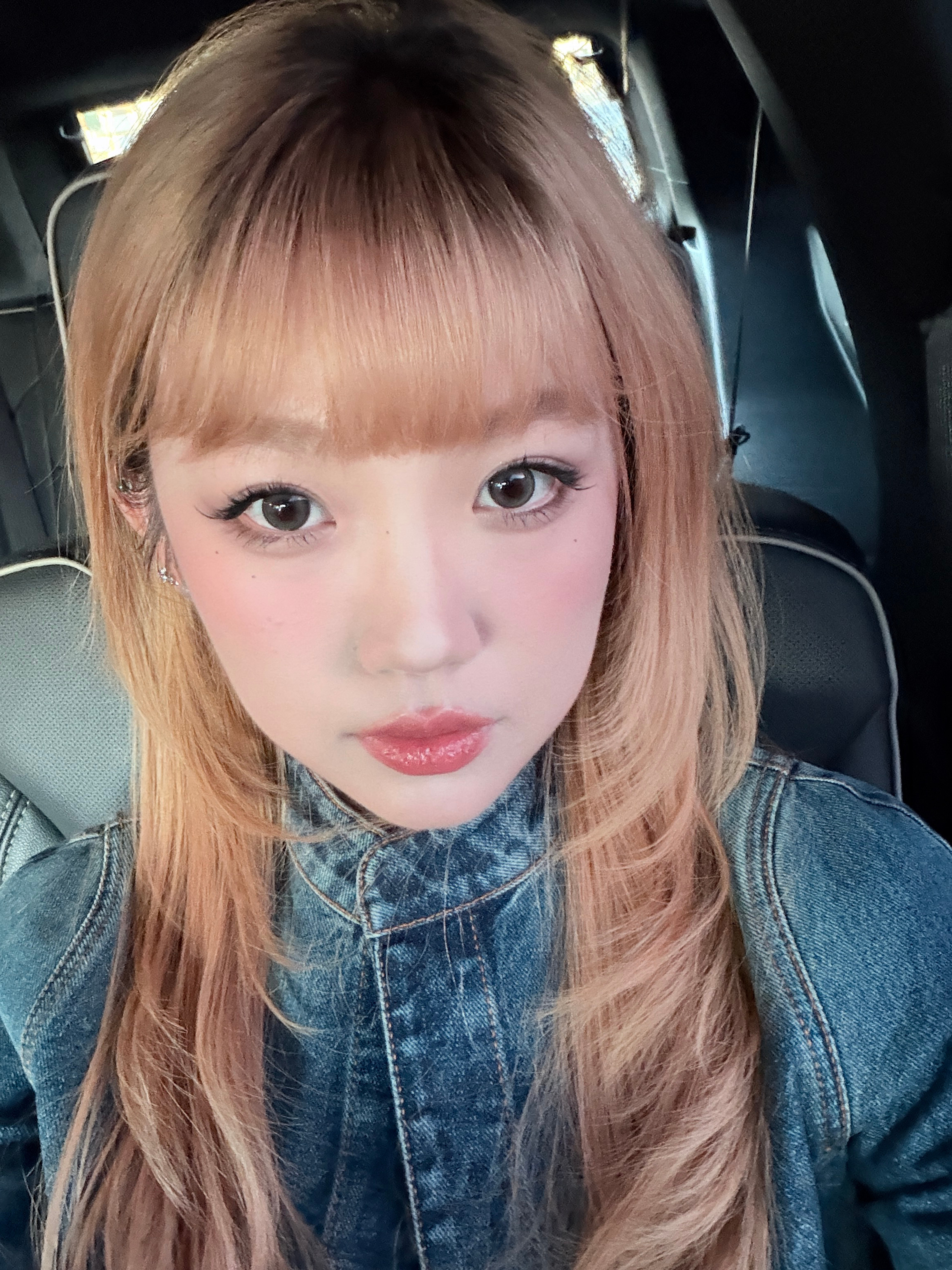 剪了一个层次+把被我自己洗花的颜色都洗掉了现在看起来是那种古早女孩 