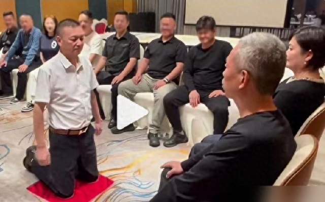 张雪夺冠后，师父牙哥又收7个徒：同样是拜师，为何全网敬他。