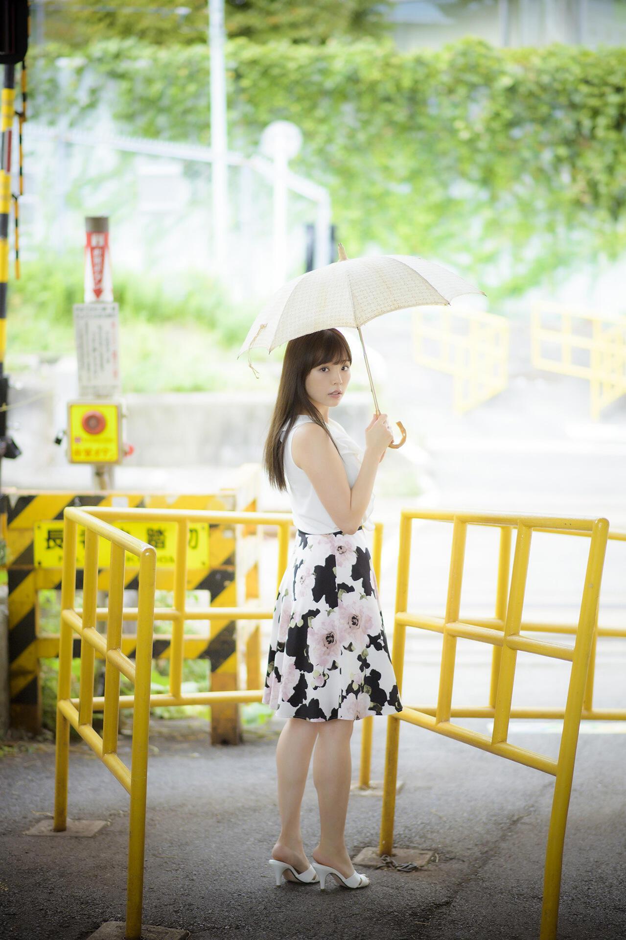 雨中撑伞立，花影映人行。
