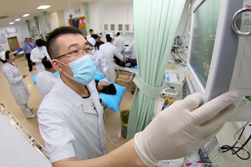 有个病人在高压氧舱内吸烟，引发爆炸，骨骼无存。其家属竟反告医院索赔，若我是医院，