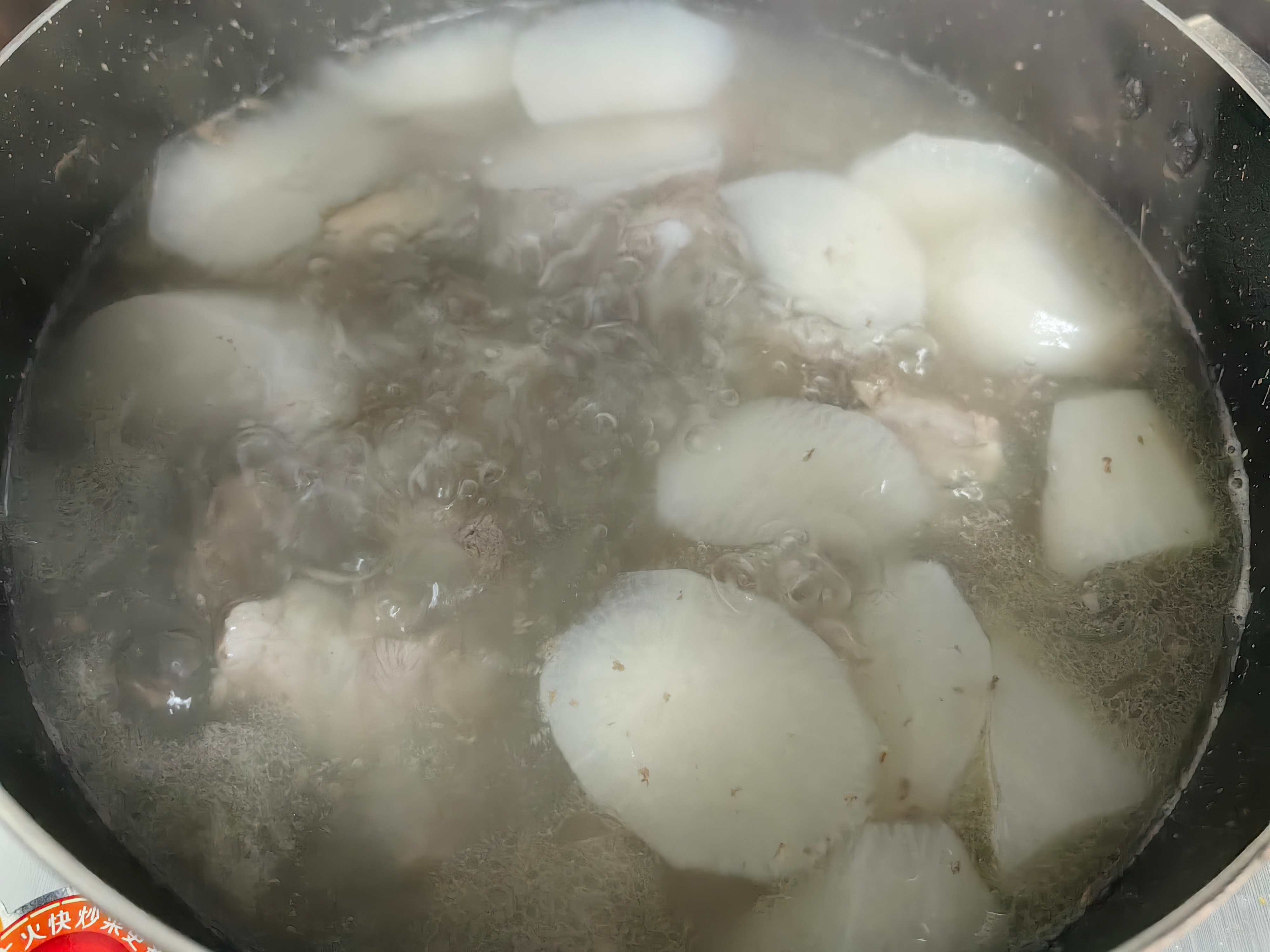 每日一餐分享清蒸红膏蟹粉丝，排骨白萝卜汤，红烧软骨鸡爪，炒高丽菜。 