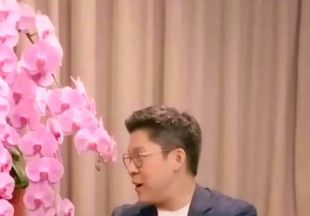 谁能想到，跳水皇后郭晶晶，嫁入霍家后差点被“虾”打败。
世界冠军，豪门媳妇。