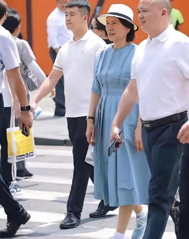 董明珠现身成都太古里，一点不像72岁的人
身体还挺好，值得敬仰的一个女人
她说格