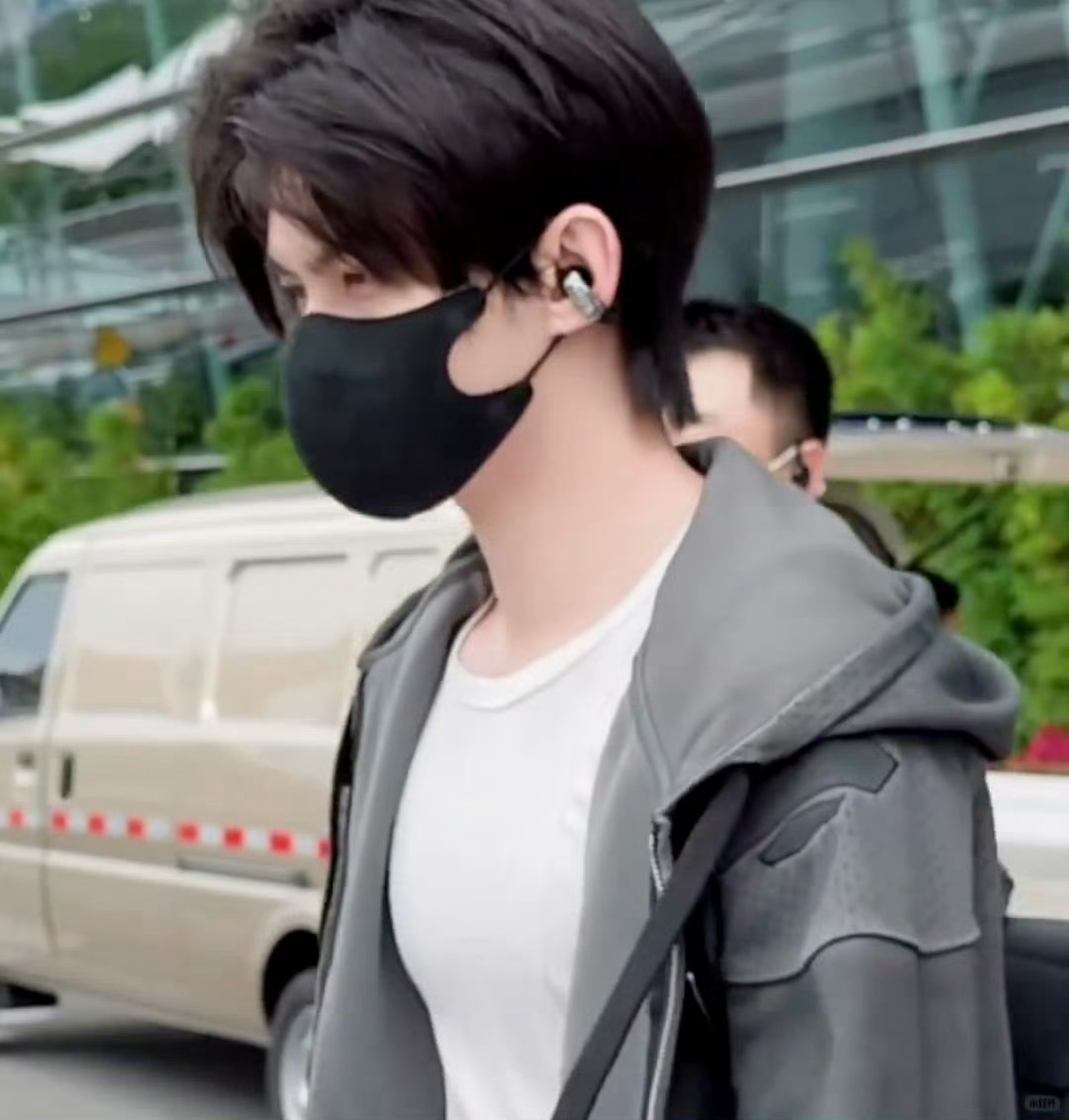 演员云旗云旗自律身材 今日份新鲜的云旗路透 真的好久不见了 有在好好健身 