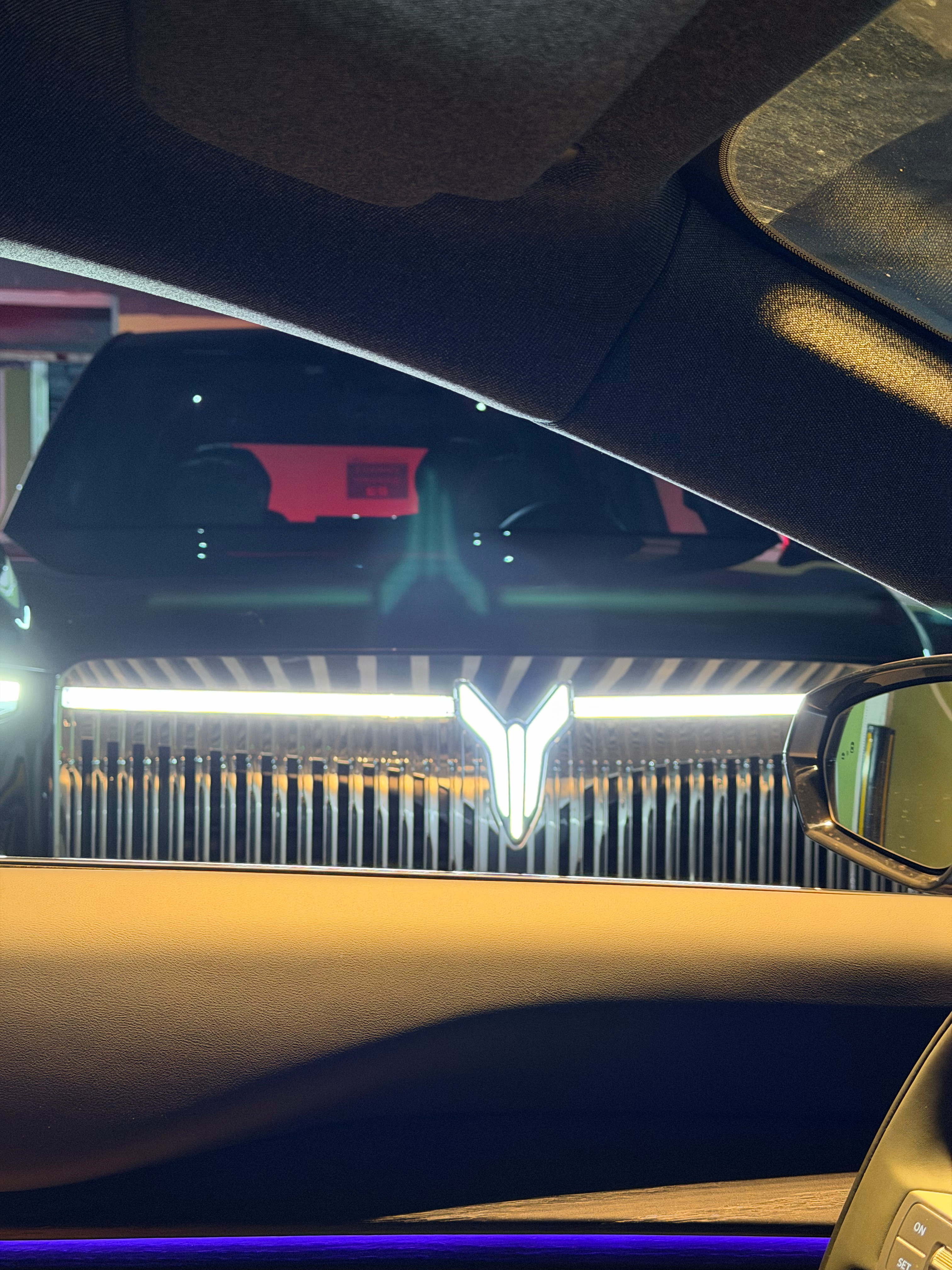 发布会结束，跟老师换车开，他居然很喜欢AUDI E5 Sportback的质感，