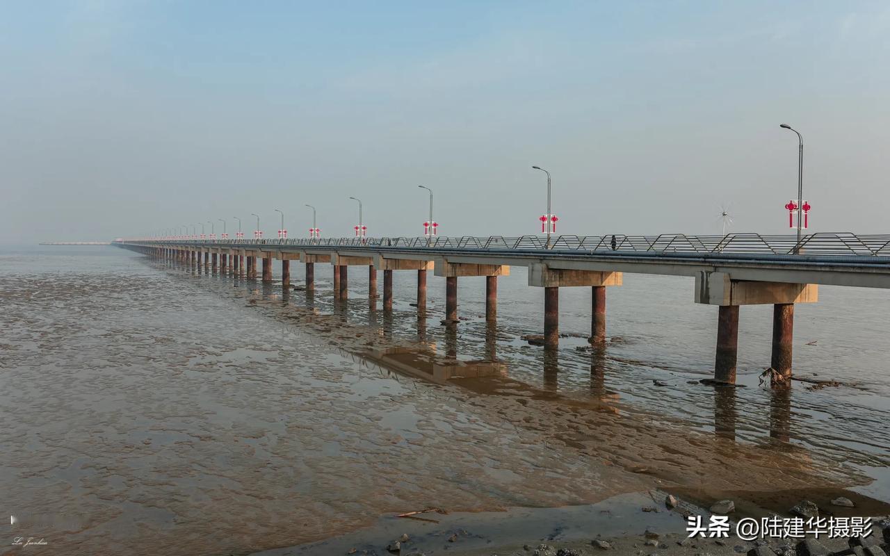 有着 “黄海仙境”之美誉的连云港秦山岛，位于连云港市赣榆区青口镇以东的海州湾。如