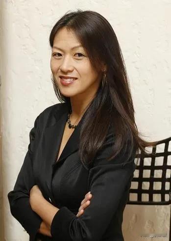 特朗普提名副总统的万斯
他在耶鲁大学的导师是著名的虎妈—蔡美儿
蔡美儿教授是万斯