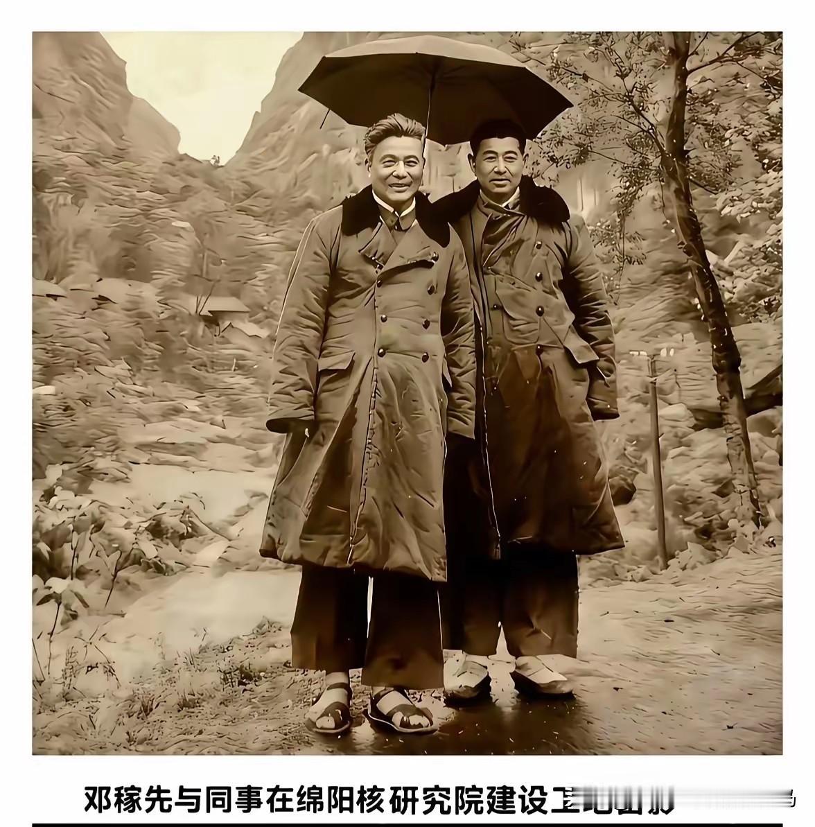 🍁揪心、棉大衣配凉鞋🍁世界顶尖的科学家，“两弹一星”元勋，就这么站在寒冷的风