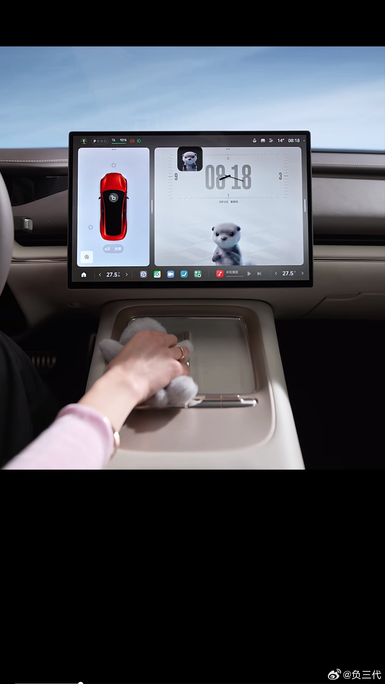 小米汽车内部真有高人，萌宠玩偶贴一下就能改车机主题，这么有意思的点子是怎么想出来