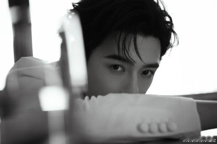 方逸伦胸前珍珠背后镂空  方逸伦胸前珍珠背后镂空，果然正面不普通，背面真的是更加