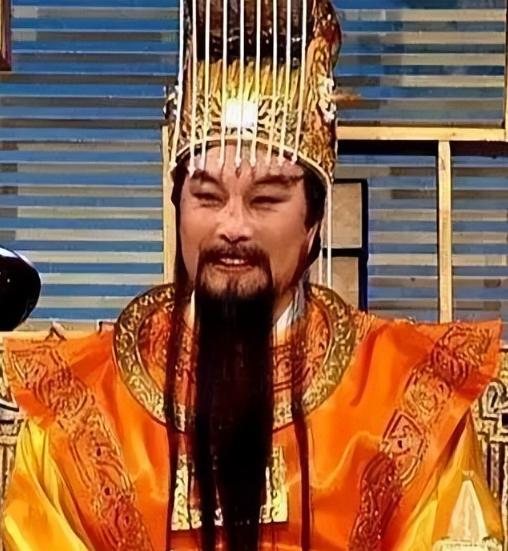 2002年，演员王卫国回老家祭祖时，竟意外发现自己被印在冥币上，气的他立马就要打