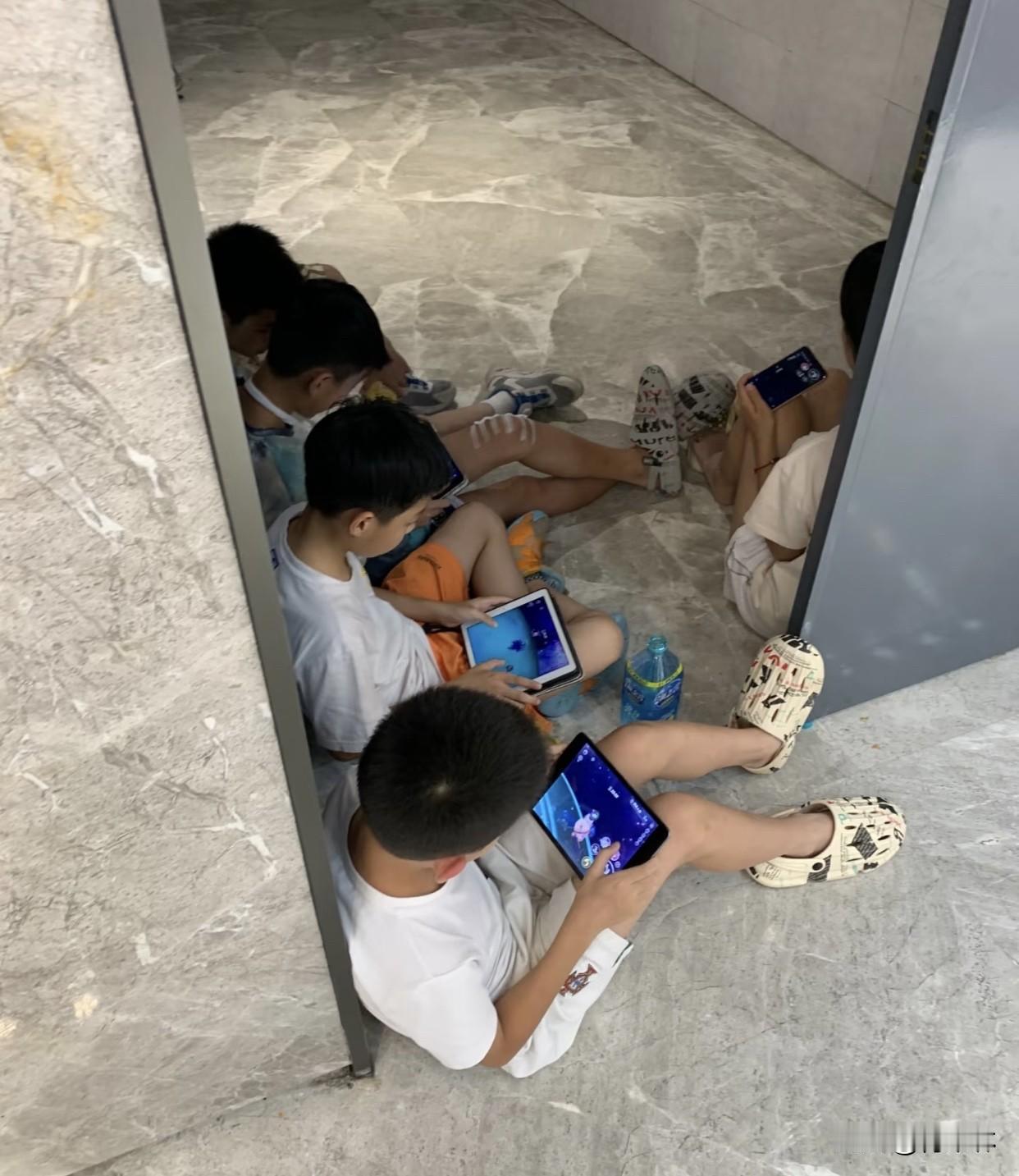 暑假你会放任孩子玩手机吗我不会放任孩子随便玩手机。暑假空闲时间多，经常看到几个孩