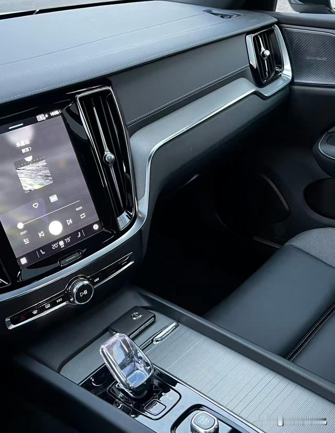 新年开新车，20多万预算豪华轿车买什么？
 
像沃尔沃S60和凯迪拉克CT5这两