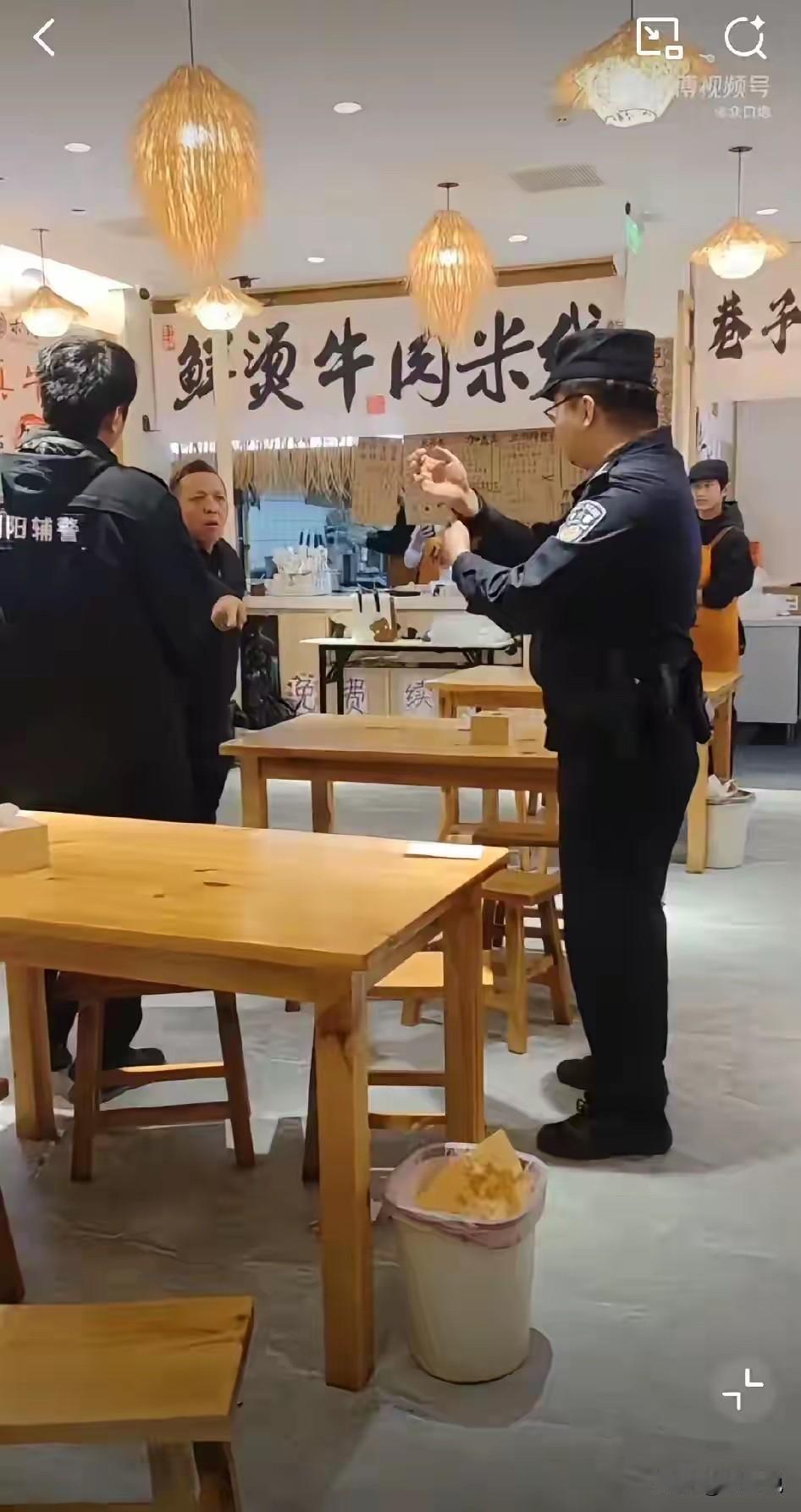 想白嫖？一男子去牛肉粉店吃粉。吃完，结账，出门，走人。整套流程一气呵成，看起来就