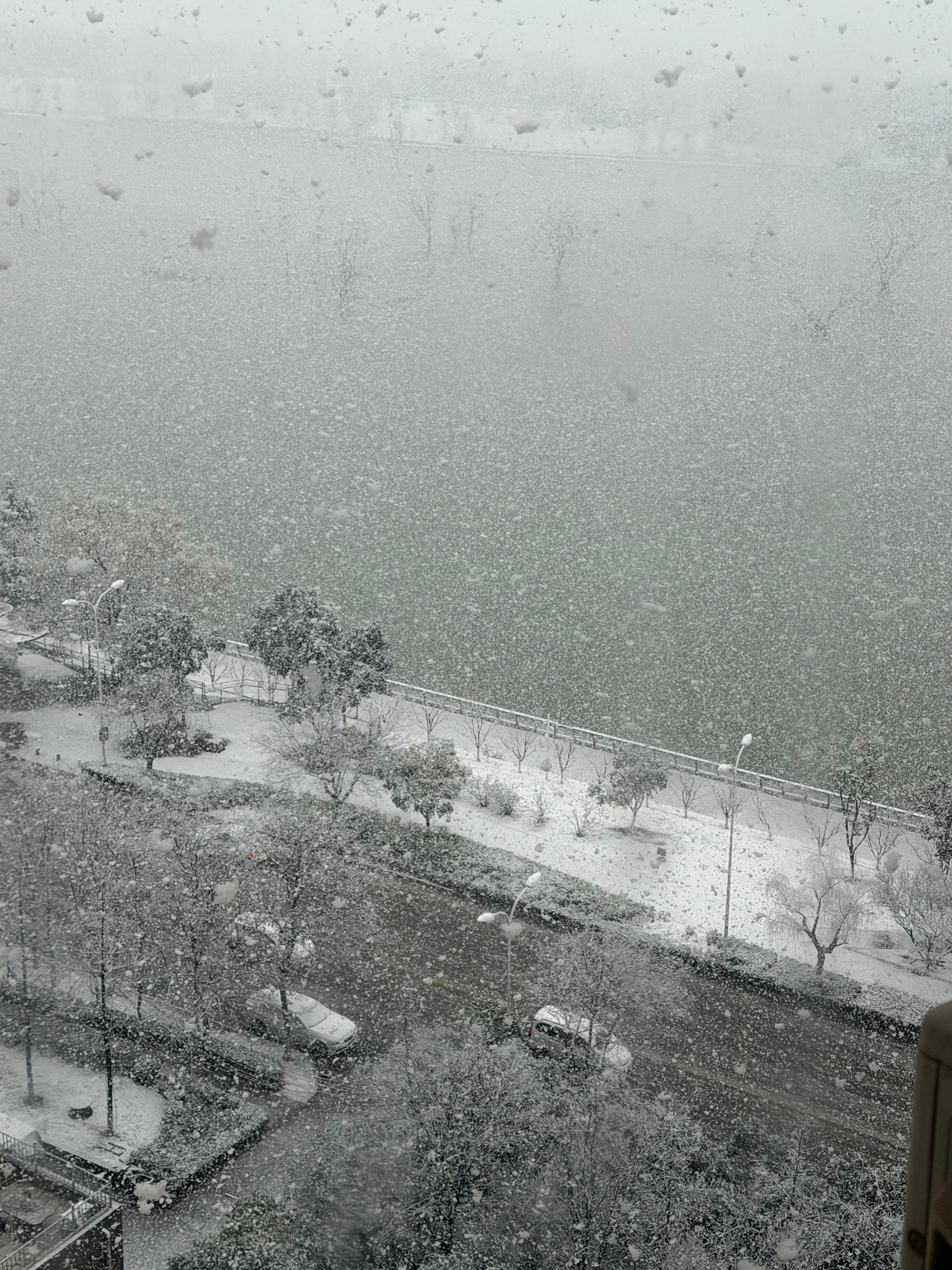 西安你这次真的要给我一个说法了。。我昨天还在穿短袖暴雪