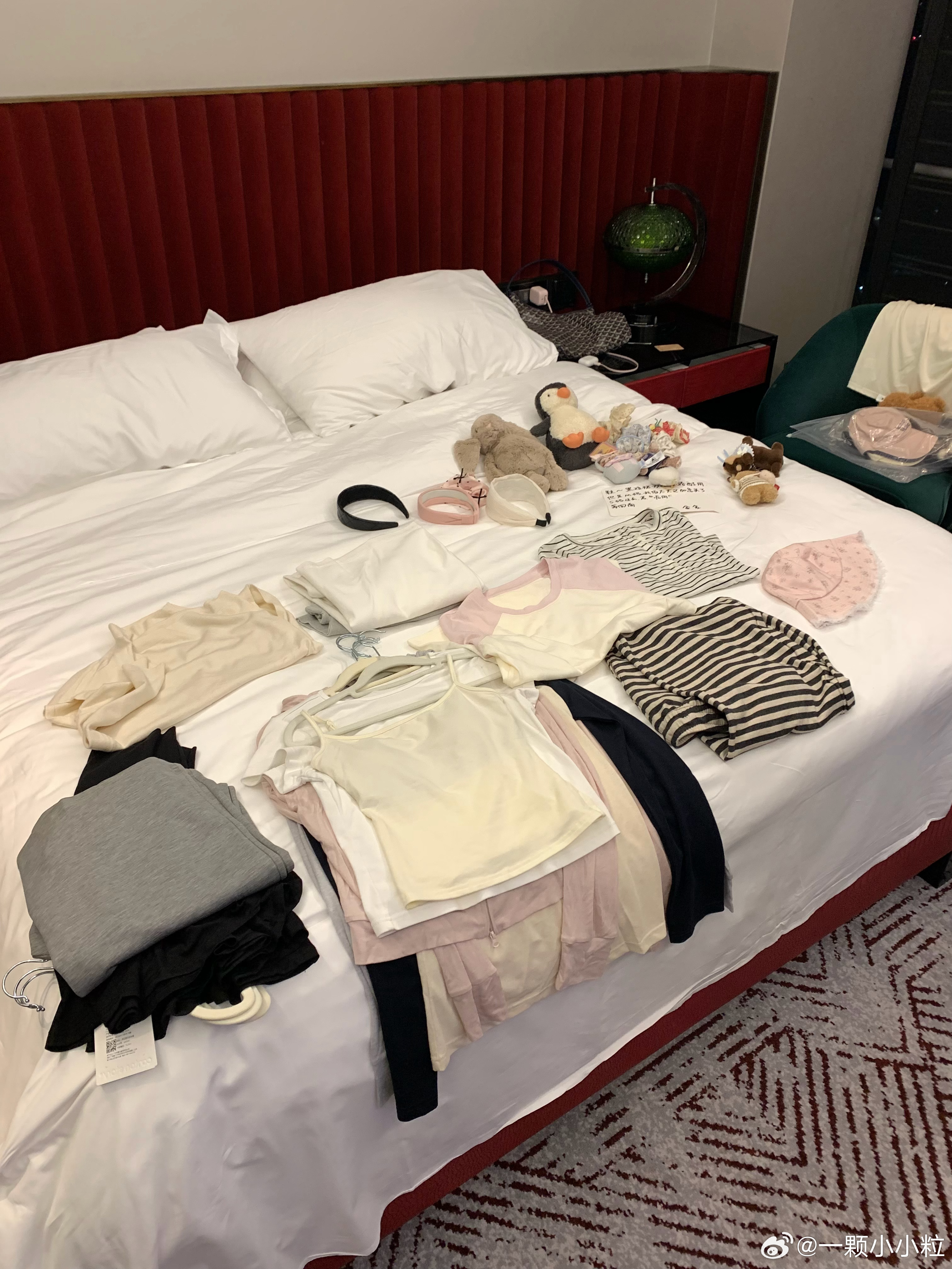 回酒店继续熨熨熨！明天换个工种 给模特妹妹打一天杂哈哈哈  很快就有剧透看了