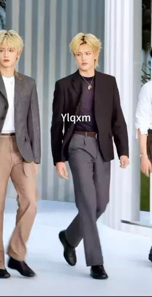 张极金发配半透视内搭造型不得不说张极这造型太会整活，金发璀璨夺目，半透视内搭暗藏