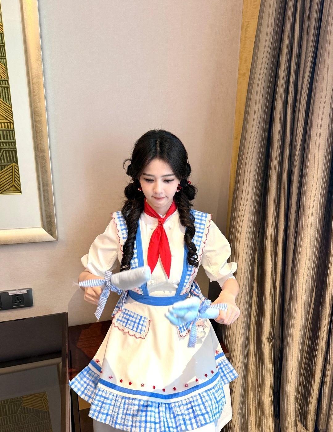 白鹿超话 笑死我了╯∀╰白鹿十周年见面会定档 白鹿粉丝要求工作室告黑Angela