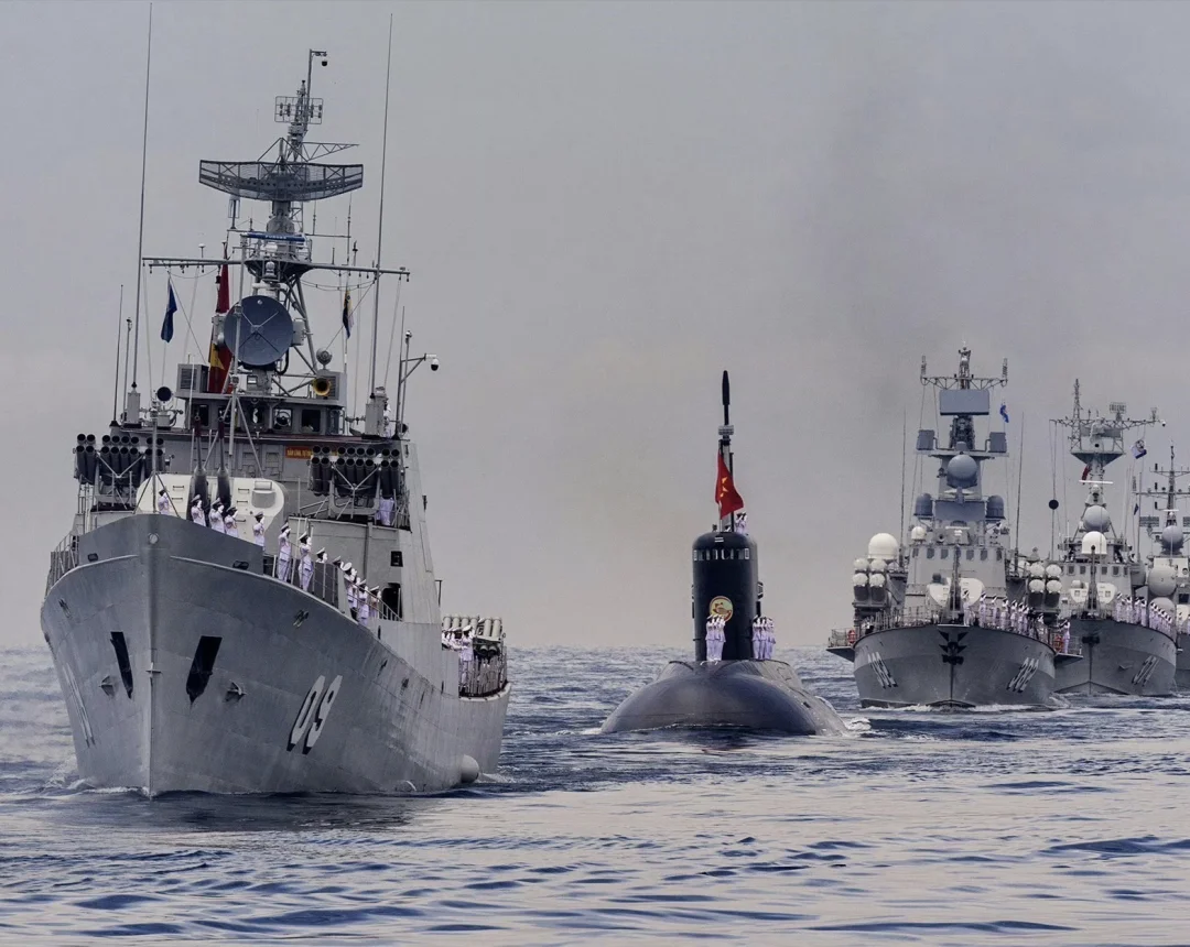 越南海军今日在金兰湾海区海上阅兵