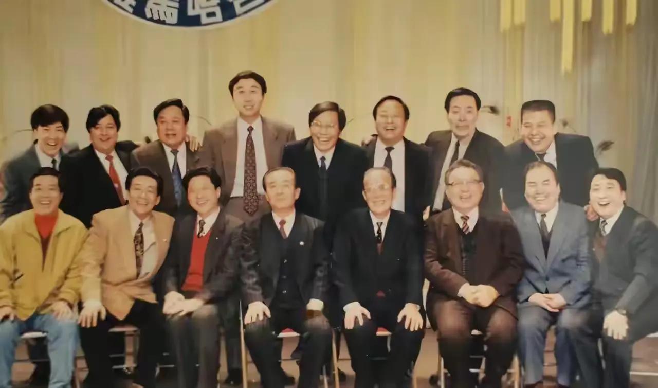 这张照片聚集了相声界许多著名的相声演员，
唐杰忠，李国盛，姜昆，侯耀文，李增瑞，