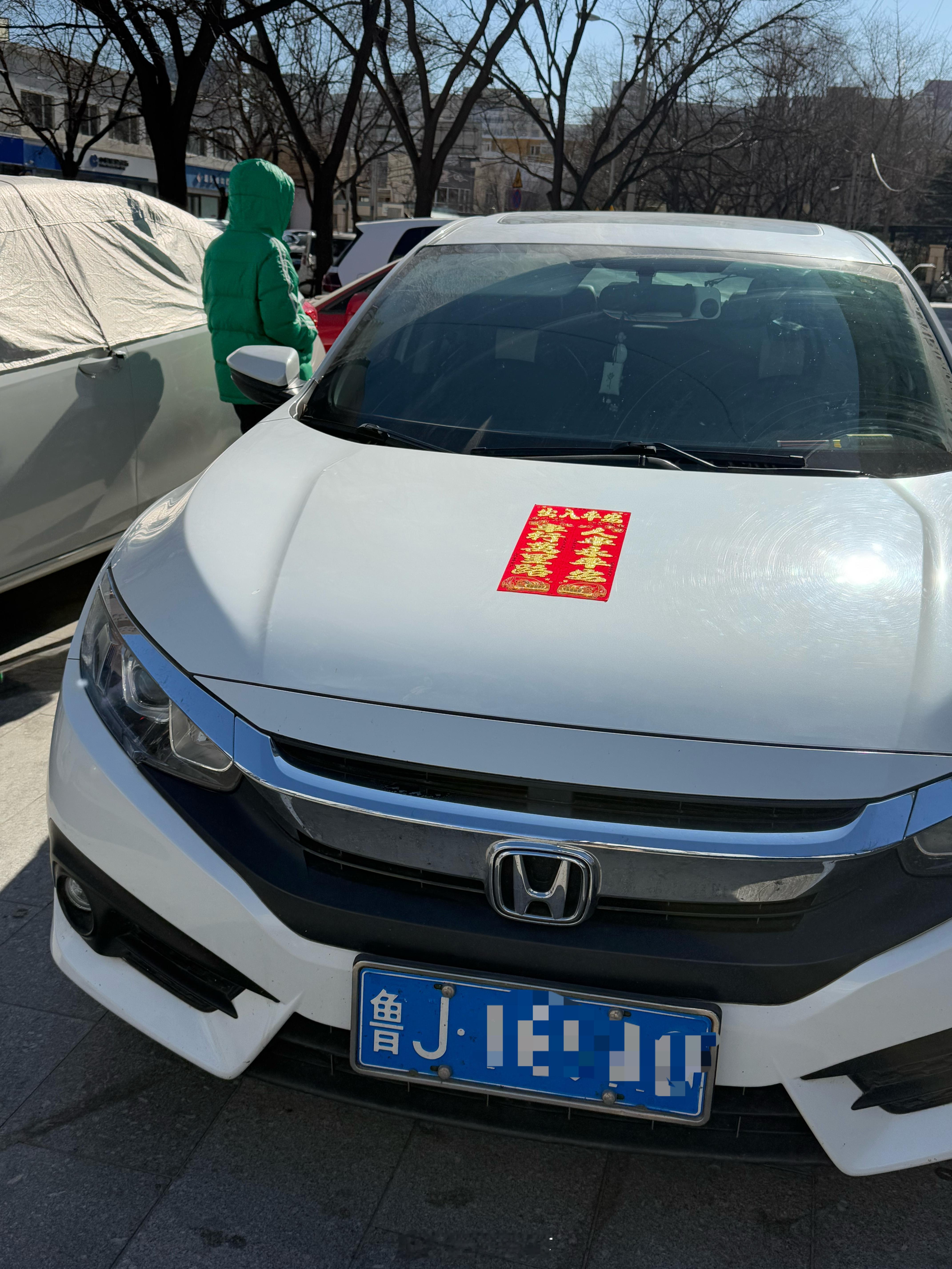 从福建开车回北京，去济南玩了大半天。我发现山东人特别喜欢在车上贴对联……全国也就