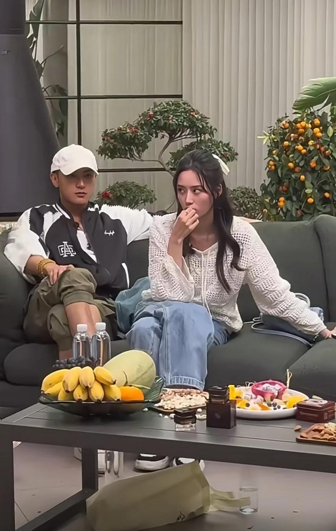 黄子韬和女朋友徐艺洋一起玩狼人杀
两个人看起来还挺搭的
两人感情也不错
这个距离