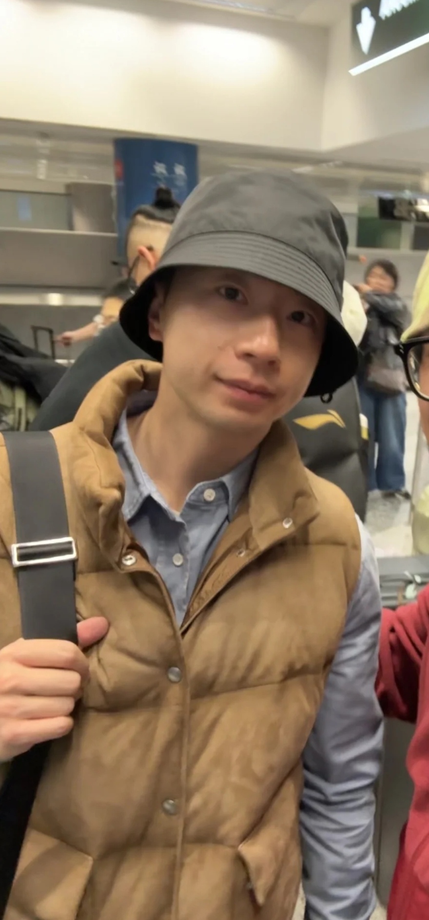 等行李的合影还有 