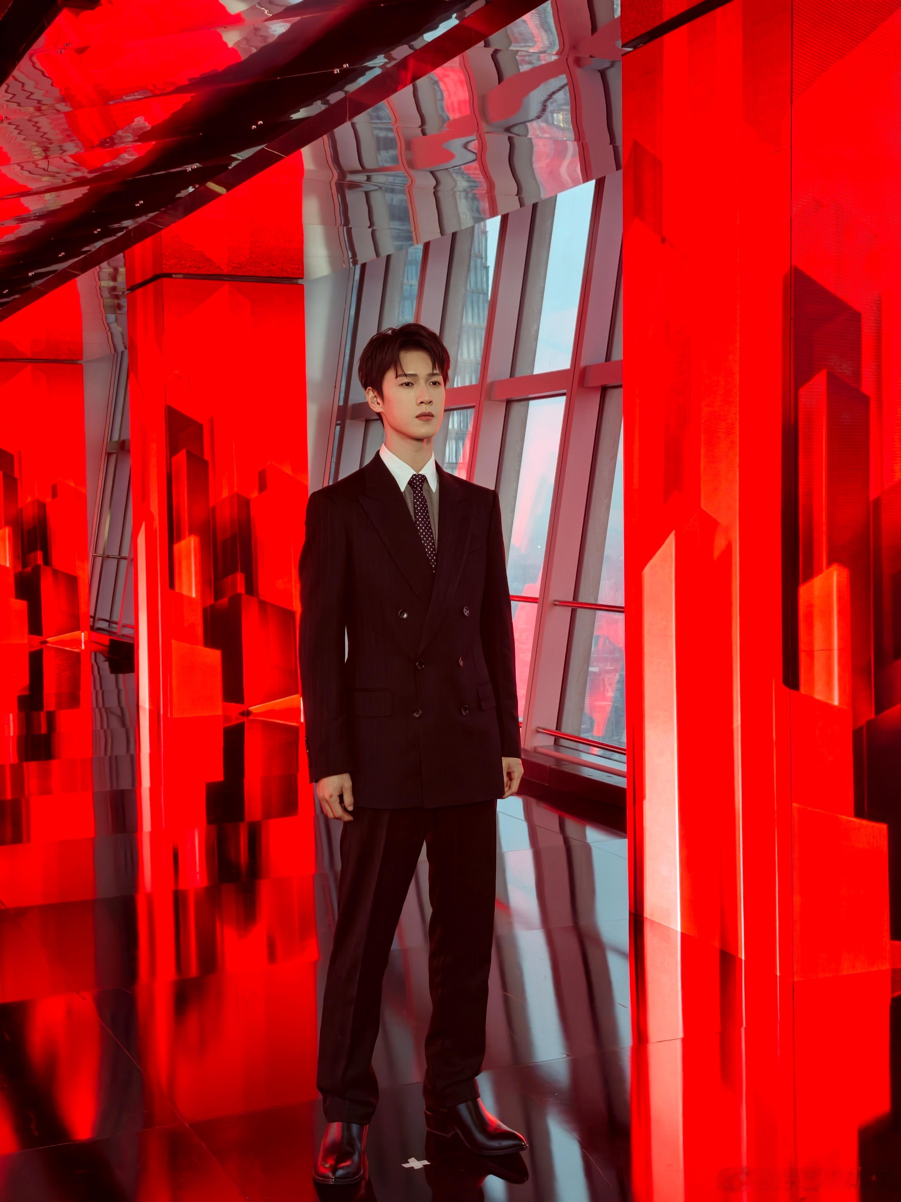 李昀锐让今夜升温 李昀锐以一身黑色暗纹西装锁定全场。如同暗夜淬炼出的锋芒，不必声