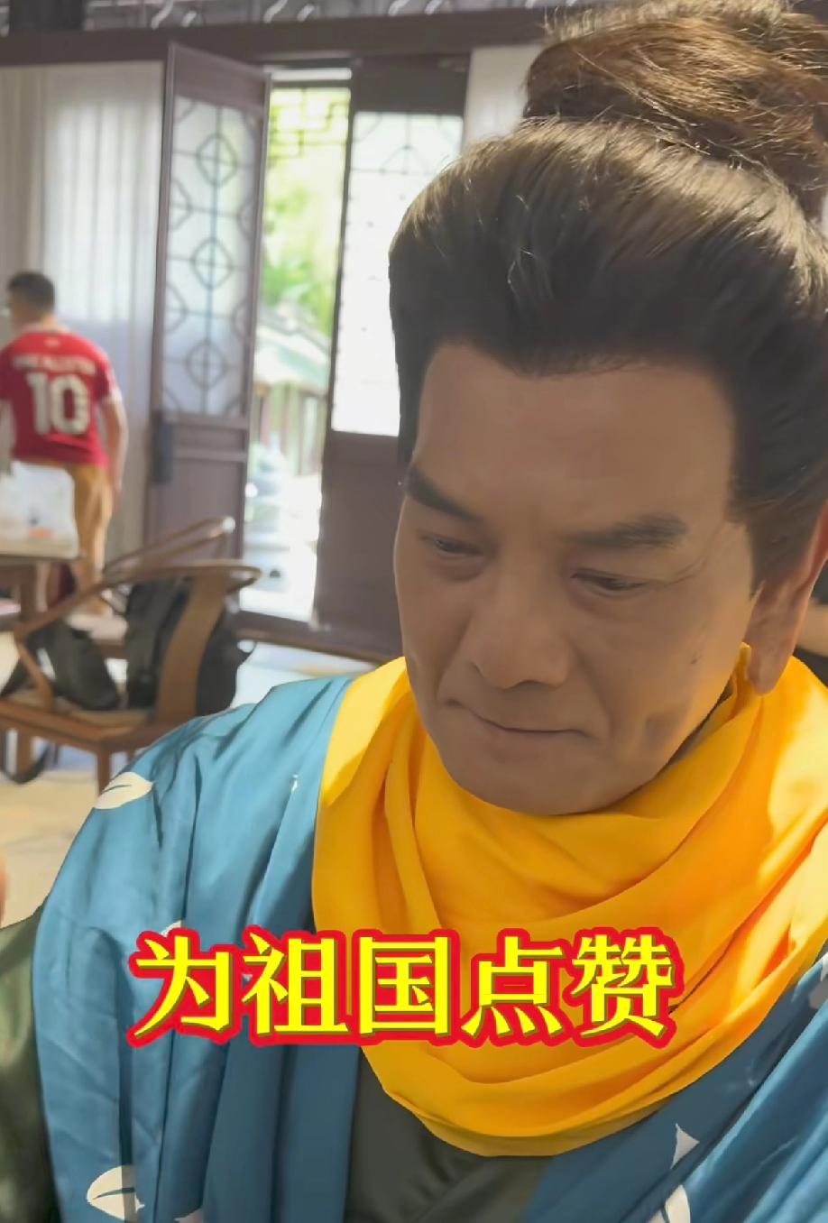 李国麟是港星里看阅兵最夸张的那个，三架手机横屏摆成一排，穿着鸠摩智戏服又是看弹幕
