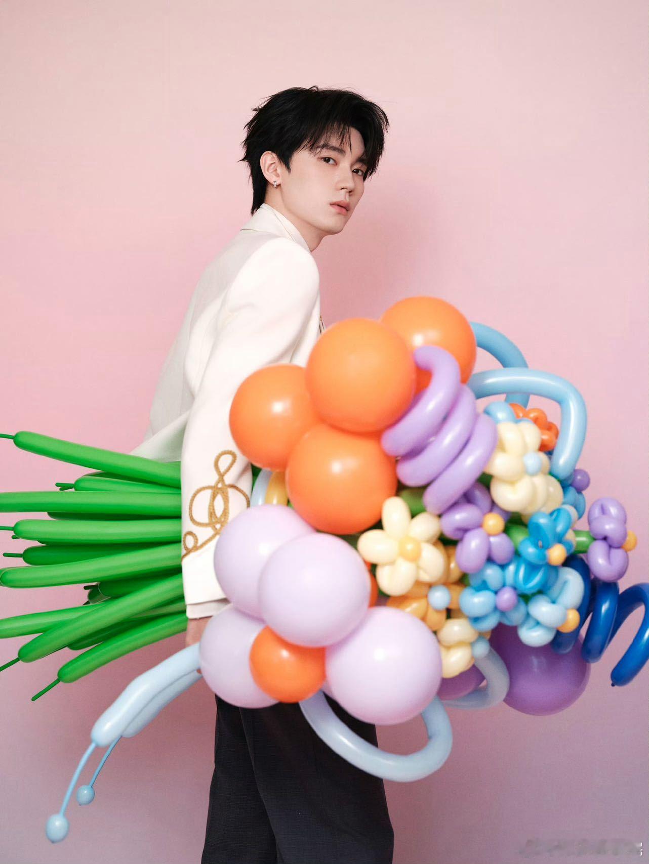 周翊然周翊然背了金色翅膀周翊然现偶白月光鎏金白西装亮相沈阳，少年感与贵气并存，白