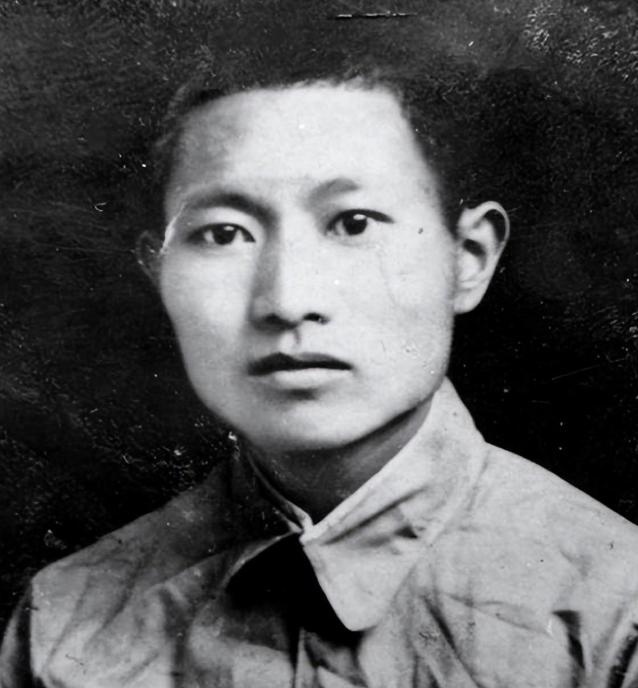 1942年的一天深夜，一名伪军匆匆跑到八路军司令部，从身上掏出一只黑棉鞋，司令员