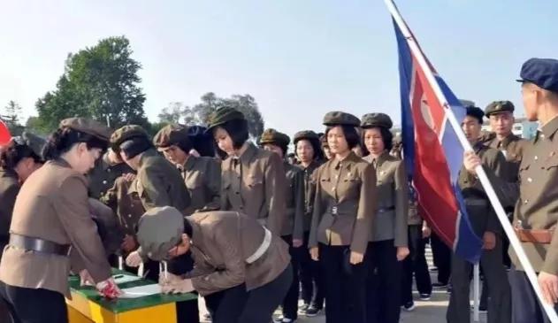 两天内，朝鲜约140万人报名参军或复队，两个没想到：

1.没想到朝鲜来真的了！